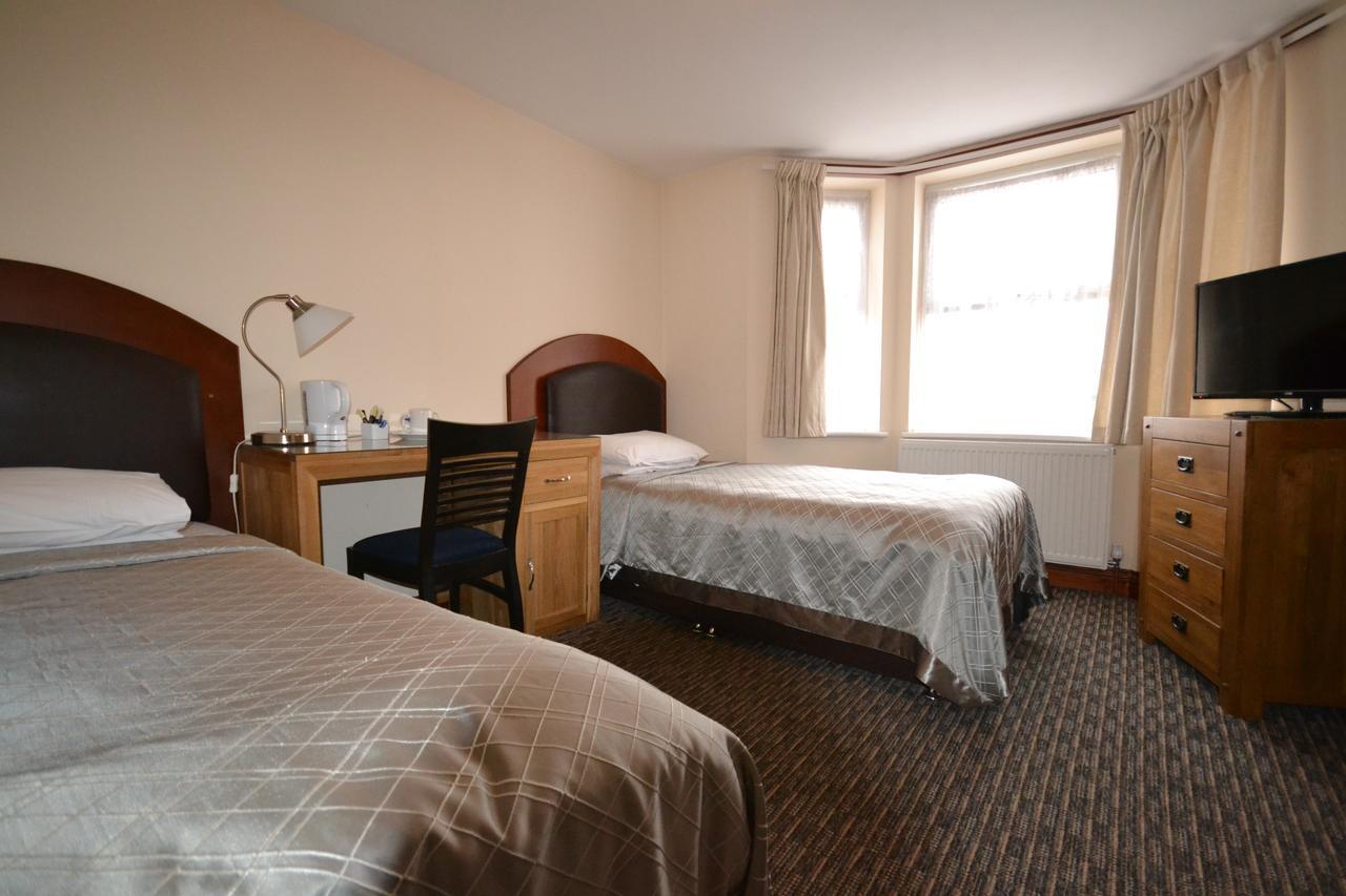 Airport Guest House Слау Экстерьер фото