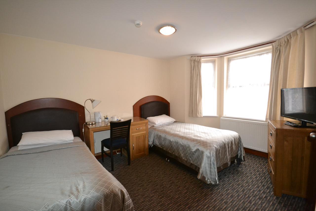Airport Guest House Слау Экстерьер фото